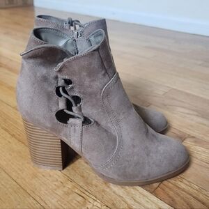 EXPRESS Taupe Faux-Suede Side Lace-up Ankle Booties Size 7 NWOT